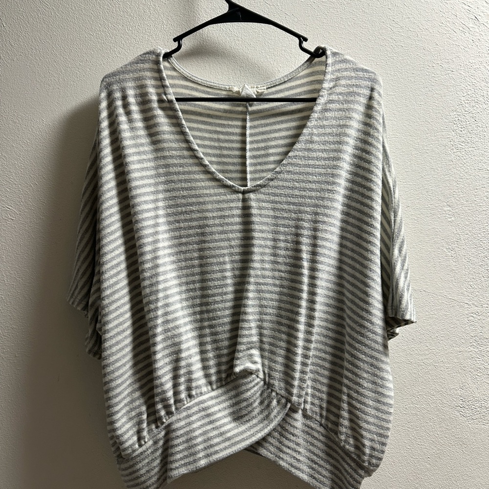 Short sleeve. One urban day brand. Size XL. Soft material